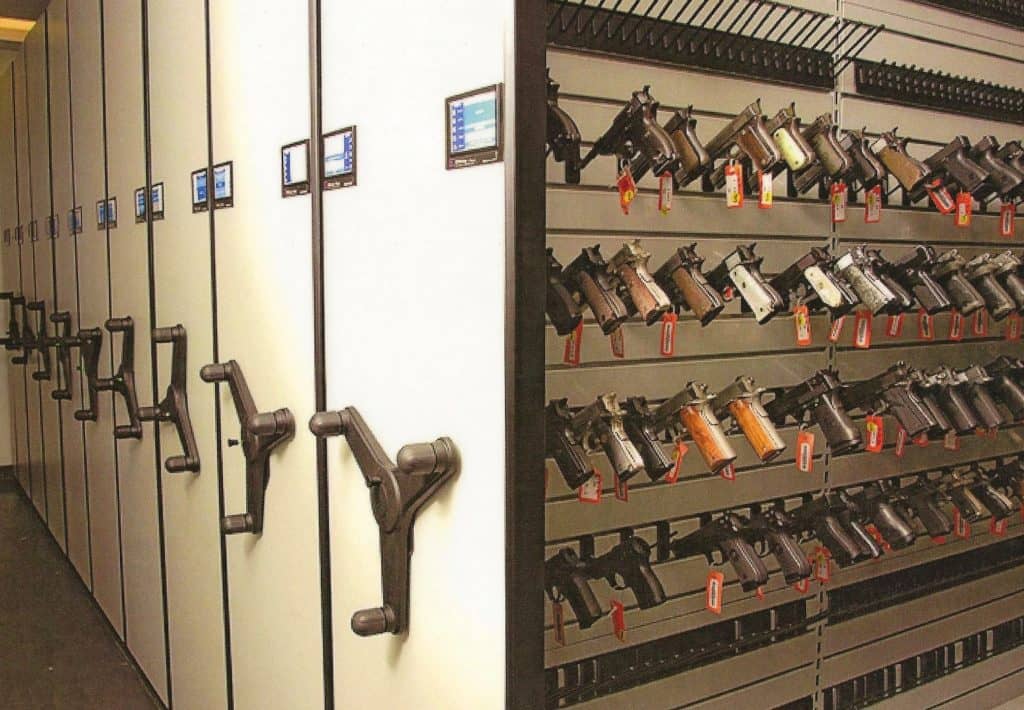 Zlepšení zabezpečení zbraní pomocí RFID: Chytré skříně, UHF antény a sledování v reálném čase